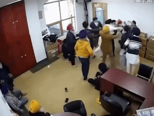 गुरुद्वारा साहिब के मीटिंग हाल में हो रहे झगड़े को छुड़वाने अन्य मेंबर।