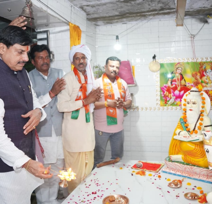 Chief Minister Dr. Mohan Yadav offering prayers at the Luv-Kush Temple in Datia.