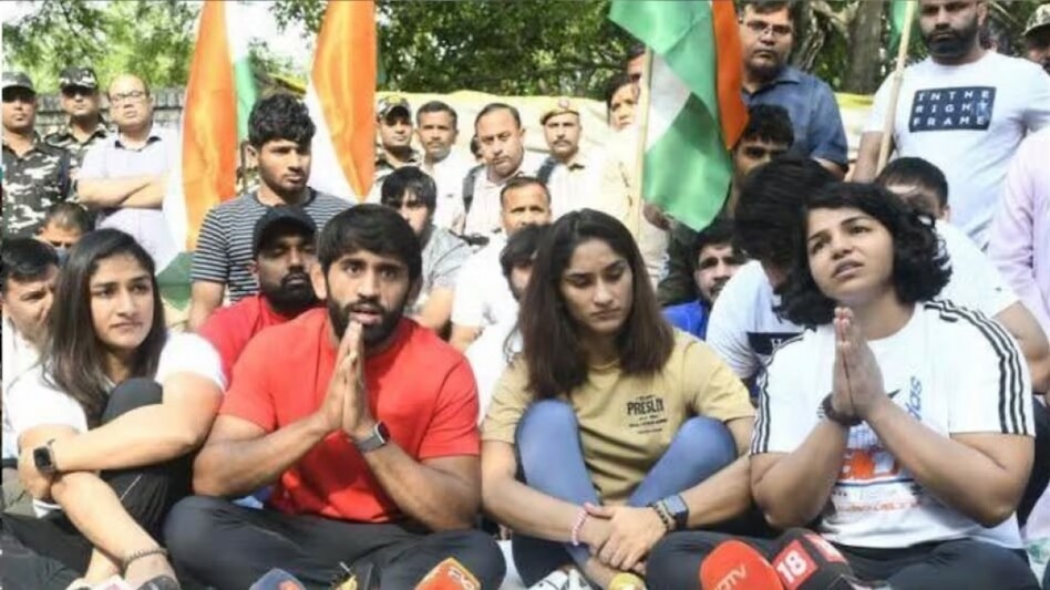 जनवरी 2023 में ओलिंपिक पदक विजेता बजरंग पूनिया, विनेश फोगाट और साक्षी मलिक सहित कई पहलवानों ने जंतर मंतर पर धरना दिया था।-फाइन