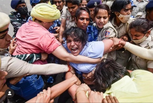 नए संसद की ओर मार्च के दौरान साक्षी की पुलिसकर्मियों के साथ हाथापाई हुई थी।-फाइल