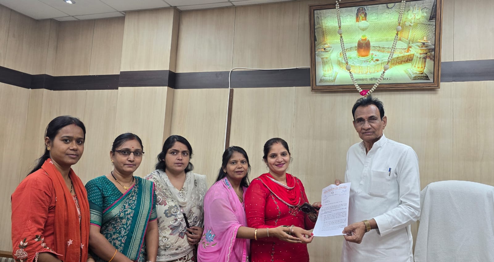 Gram Rozgar Sahayaks submitting a memorandum to Ramesh Chand Sharma, Chairman of the State Employees Welfare Committee.
