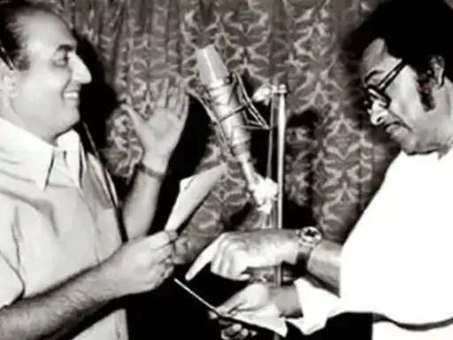 एक रिकॉर्डिंग के दौरान ली गई मोहम्मद रफी और किशोर दा की तस्वीर।