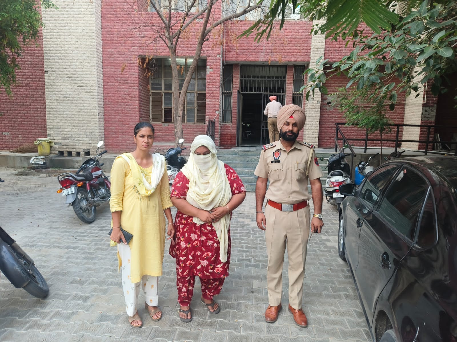 पुलिस ने नशा तस्कर महिला को गिरफ्तार कर जेल भेजा है।