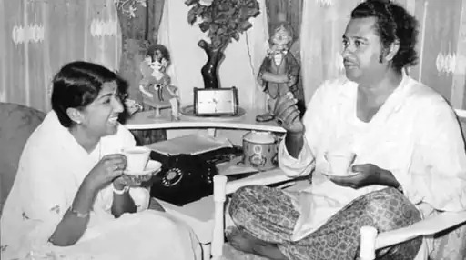 किशोर दा लता मंगेशकर का बहुत सम्मान करते थे। जब भी वे उनके साथ कोई गाना गाते थे, तो प्रोड्यूसर से कहते थे कि लता दीदी को जितना पैसा दिया गया है, उन्हें उससे एक रुपए कम दिया जाए।