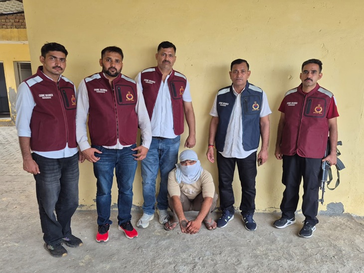 Accused Amit in the custody of Crime Branch team. Police had caught him just a few hours after the incident.