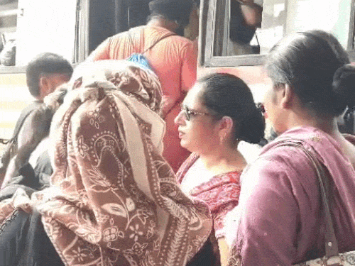 सरकारी बसें न चलने से प्राइवेट बसों में भी यात्रियों की भीड़ रही।