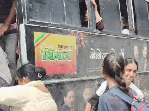 सरकारी बस आने के बाद बस के दरवाजों से लटकी महिलाएं। - Dainik Bhaskar