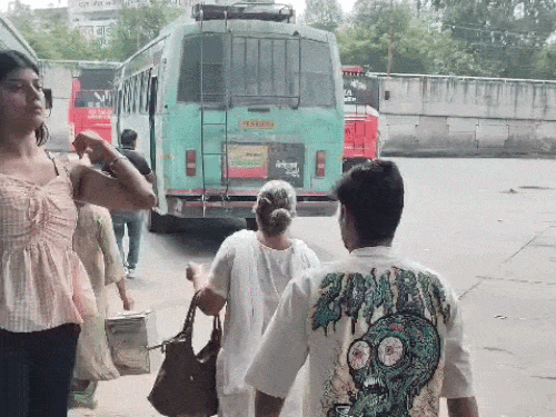 सरकारी बस आने पर चढ़ने के लिए दौड़ती महिलाएं।