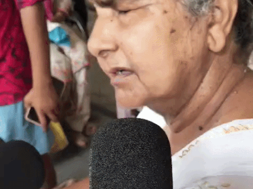 पौने घंटे से बस का इंतजार कर रही महिला।