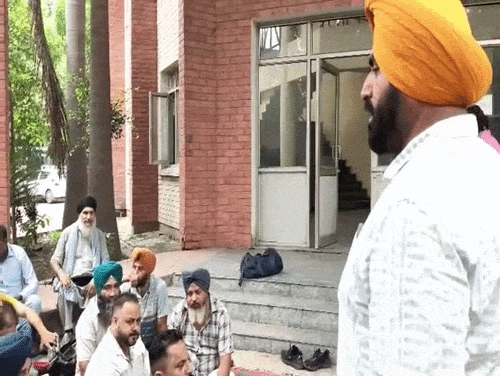 बस डिपो पर हड़ताल के दौरान नारेबाजी करते कान्ट्रेक्ट मुलाजिम।