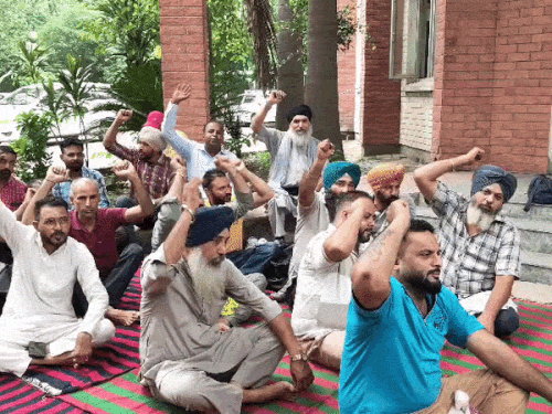 मांगों को लेकर नारेबाजी करते मुलाजिम।