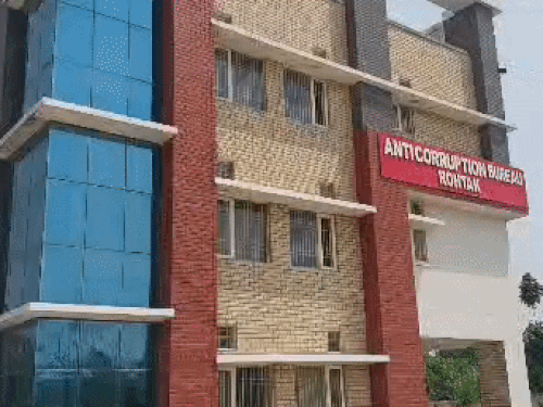 रोहतक में रिश्वत लेते हुए डाटा एंट्री ऑपरेटर को एसीबी टीम ने काबू किया है। - Dainik Bhaskar