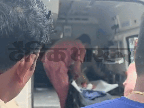 नवजात को निजी अस्पताल से सिविल अस्वपताल ले जाते हुए।