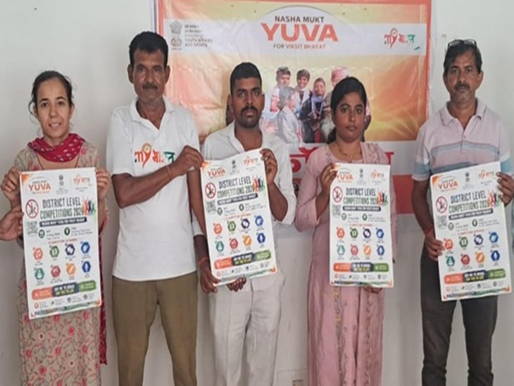 जिला युवा अधिकारी मनसा कार्यक्रम के पोस्टर दिखाते हुए।