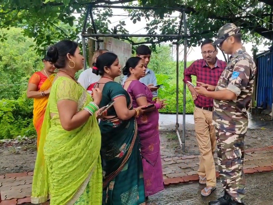 सभी यात्रियों के आइडेंटिटी कार्ड की जांच करते SSB के जवान।
