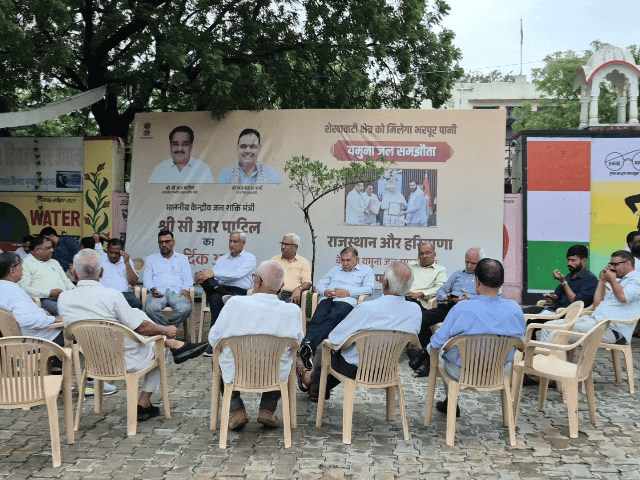 गुढ़ागौड़जी तहसील की 24 पंचायतों को उदयपुरवाटी एसडीएम कोर्ट के अधीन करने फैसले के खिलाफ वकीलों का विरोध प्रदर्शन दूसरे दिन भी जारी रहा।