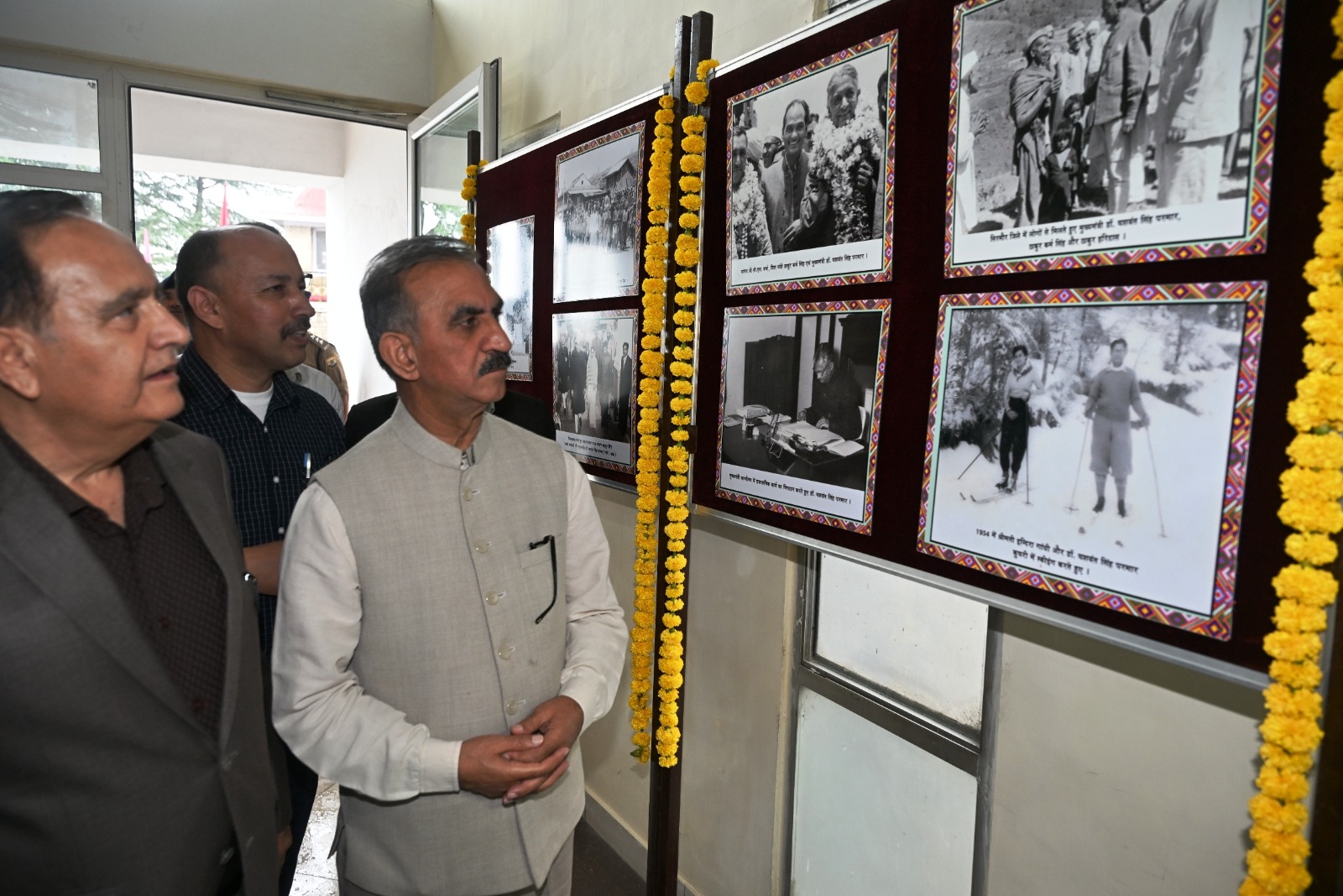 डॉ. परमार की जयंती पर विधानसभा में प्रदर्शित उनकी कुछ पुरानी तस्वीरों को देखते हुए सीएम व अन्य।