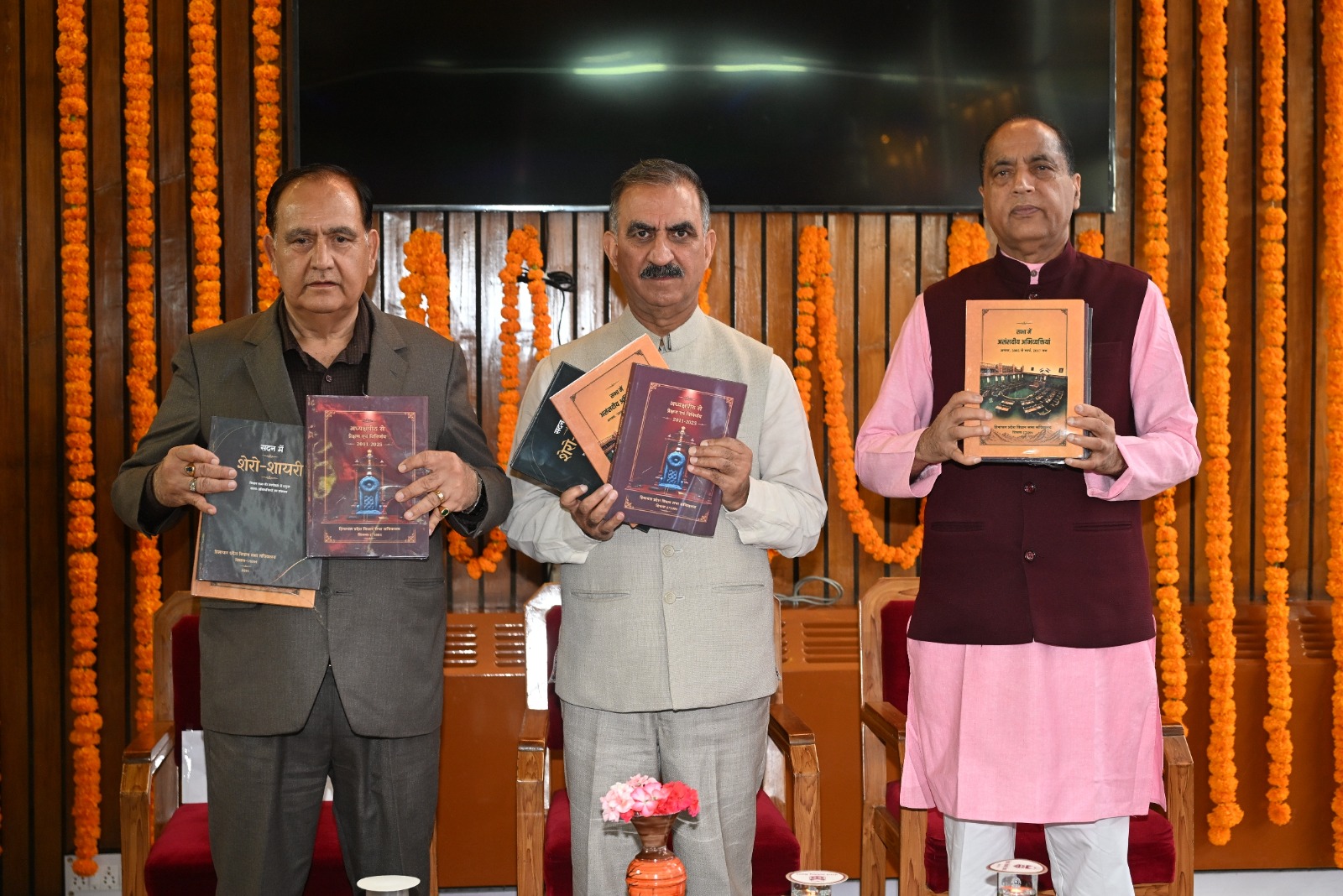 डॉ. परमार जयंती पर पुस्तकों का विमोचन करते हुए सीएम, विधानससभा अध्यक्ष और नेता प्रतिपक्ष।