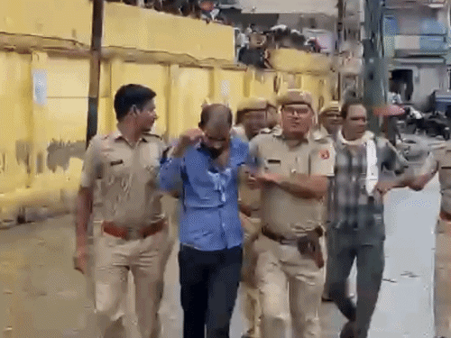 कपिल अस्पताल के सामने किराएदार और दुकान मालिकों के बीच मारपीट हो गई। इस पर पुलिस ने चार लोगों को हिरासत में लिया।