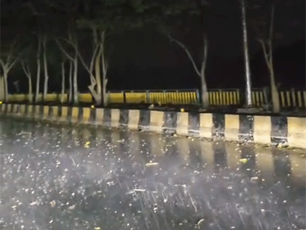 रायपुर में सोमवार रात बारिश हुई।