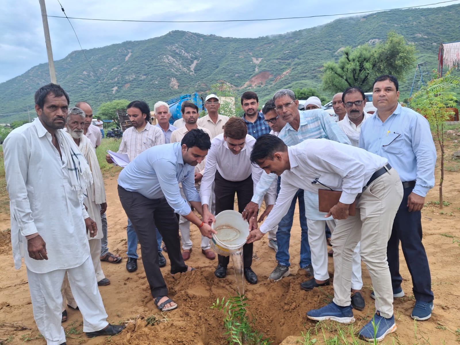 कलेक्टर डॉ. अरुण गर्ग ने शिविर में पौधारोपण भी किया।