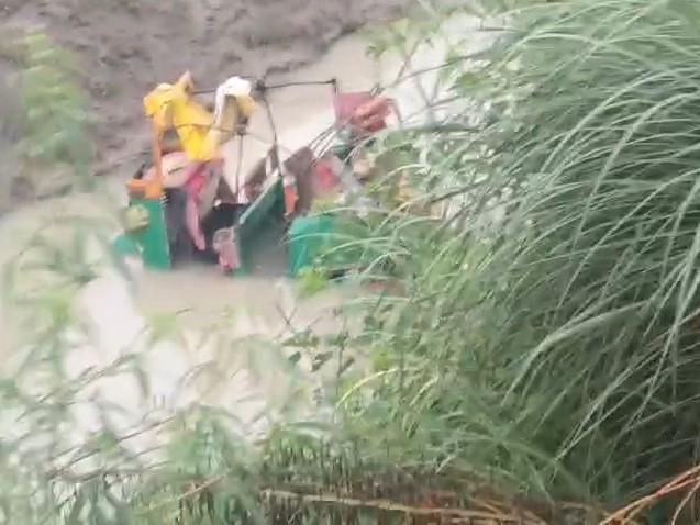 ग्रेटर नोएडा के दादरी थाना क्षेत्र में मंगलवार शाम को एक ऑटो अनियंत्रित होकर छोटी नहर में गिर गया।