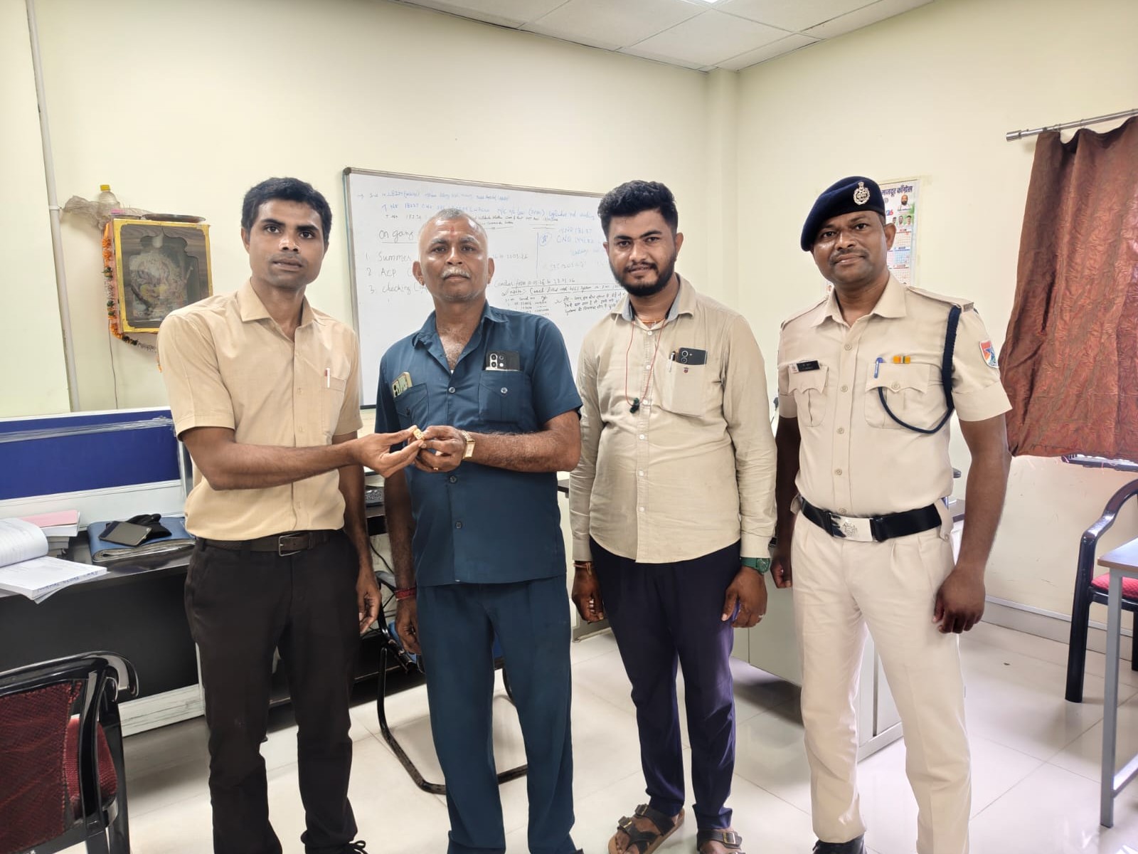 बिलासपुर-बीकानेर एक्सप्रेस के लैवेटरी में गिरी थी, चलती ट्रेन में शिकायत पर हुई कार्रवाई|बिलासपुर (छत्तीसगढ़),Bilaspur (Chhattisgarh) - Dainik Bhaskar