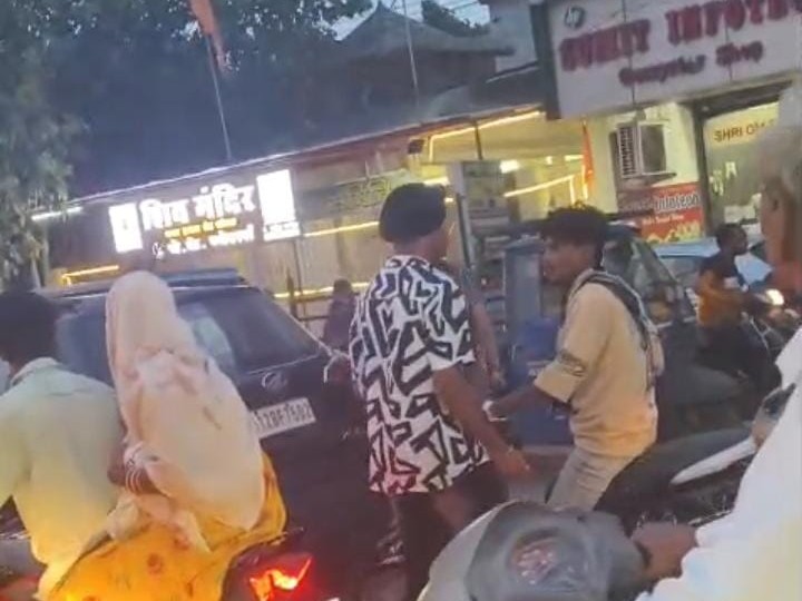 इस बीच उसने एक कार को भी टक्कर मारी