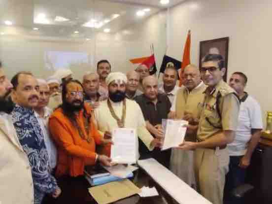 संत समाज ने पुलिस कमिश्नर कार्यालय में शिकायत देकर आरोपियों के खिलाफ कड़ी कार्रवाई की मांग की है।