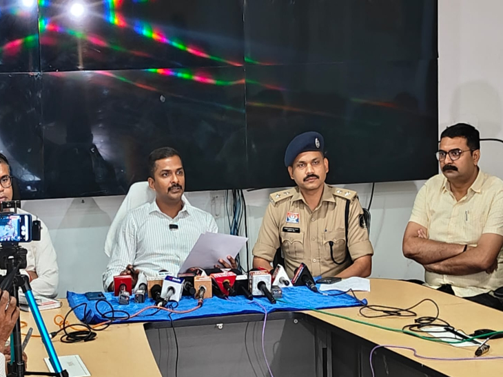 पुलिस ने दो आरोपी युवतियों को गिरफ्तार कर मामले की जानकारी दी।