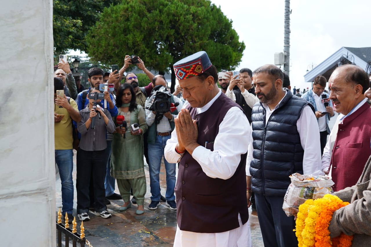 रिज पर डॉ. परमार की प्रतिमा के समक्ष पुष्प अर्पित करते हुए भाजपा प्रदेश अध्यक्ष राजीव बिंदल व मीडिया प्रभारी कर्ण नंदा व अन्य।
