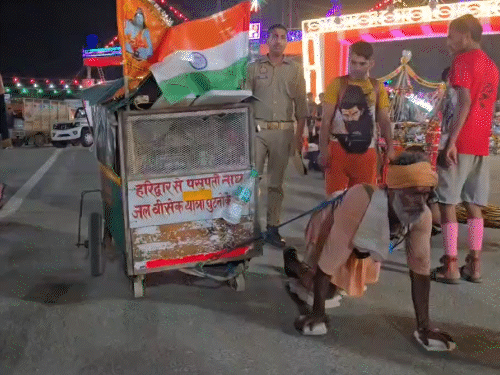 मेरठचे हरपाल नाथ हरिद्वारहून 33 लिटर गंगाजल घेऊन गुडघ्यांवर कावड यात्रा करत आहेत.