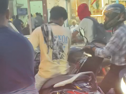 रास्ते भर लोगों से बहस करता रहा और उलझता रहा