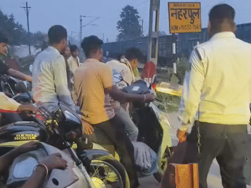 पुलिस ने रेल्वे फाटक पर रोक कर उसे दबोच लिया