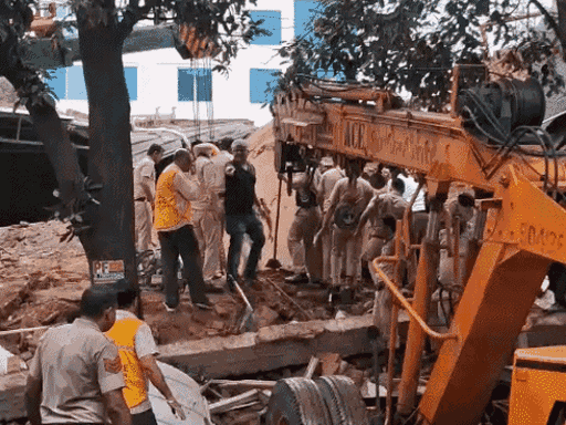 मलबे में दबे लोगाों को बाहर निकालते हुए। फाइल फोटो