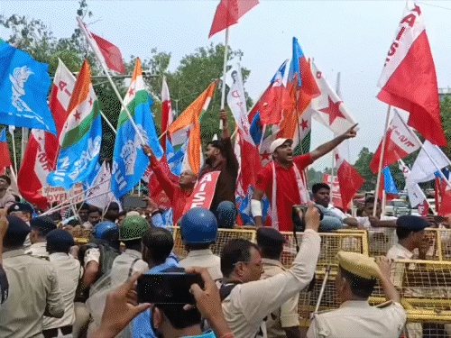 जेपी गोलंबर पर छात्र बैरिकेडिंग पर चढ़कर नारेबाजी कर रहे हैं।