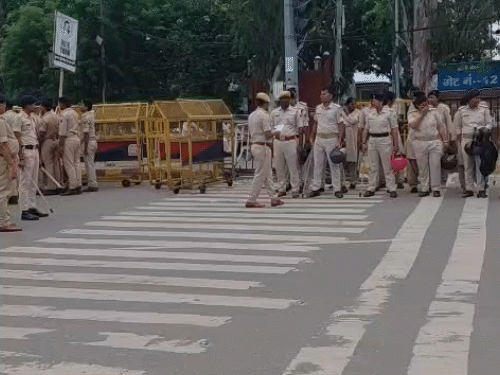 जेपी गोलंबर पर भी भारी संख्या में पुलिस बल की तैनाती की गई है।