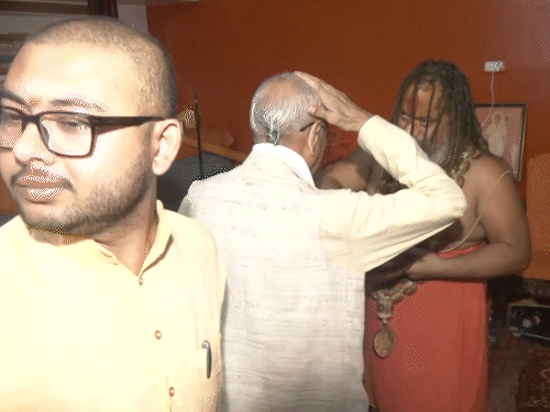 चंपत राय तपस्वी छावणीत पोहोचले. हे राम मंदिरापासून 2 किमी अंतरावर आहे. महंत परमहंस आचार्य यांनी टिळा लावून त्यांचे स्वागत केले.
