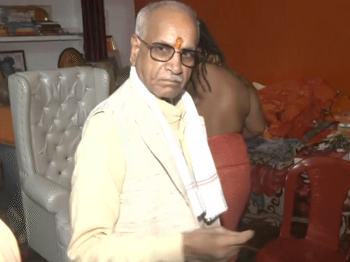महंत परमहंस आचार्य और चंपत राय के बीच बंद कमरे में बातचीत हुई। इस दौरान चंपत राय ने मीडिया को बाहर निकाल दिया।