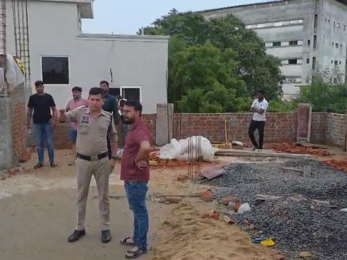 स्थानीय लोगों से पूछताछ करती पुलिस।