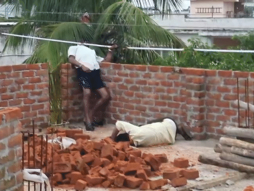 11KV हाईटेंशन लाइन से चिपके, निर्माणाधीन मकान में दीवार जोड़ते समय हुआ हादसा|बिलासपुर (छत्तीसगढ़),Bilaspur (Chhattisgarh) - Dainik Bhaskar
