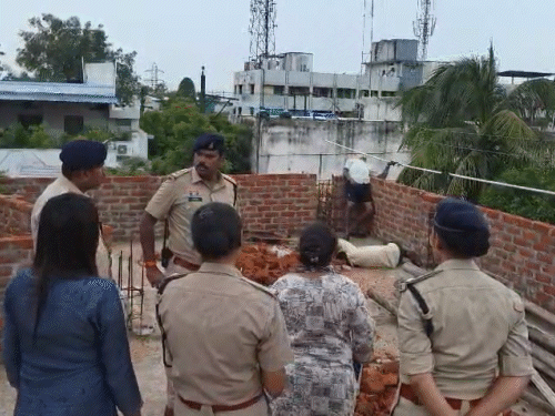 निर्माणाधीन मकान में काम कर रहे 2 मजदूरों की करंट लगने से मौत हो गई।