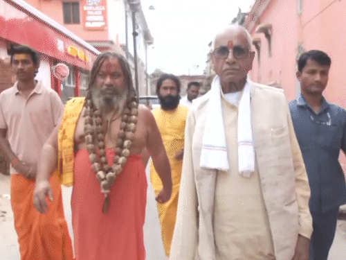 राम मंदिरातील देणगी चोरीचा वाद सुरू झाल्यानंतर चंपत राय मंगळवारी पहिल्यांदा दिसले.
