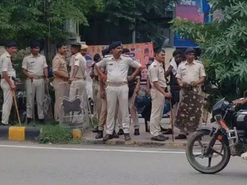 पटना के इनकम टैक्स चौराहे पर पुलिस तैनात है।