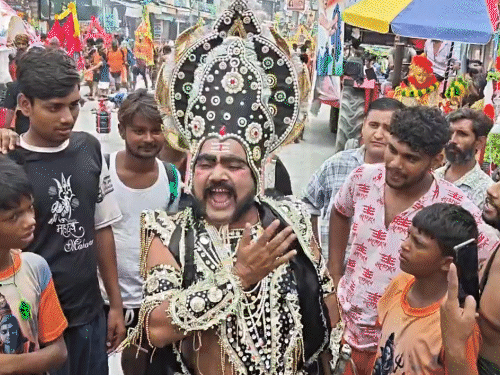 दिल्लीचे मूलचंद त्यागी दरवर्षी रामलीलेत रावण बनतात. यावर्षी ते रावणाच्या वेशात कावड यात्रेला निघाले आहेत.
