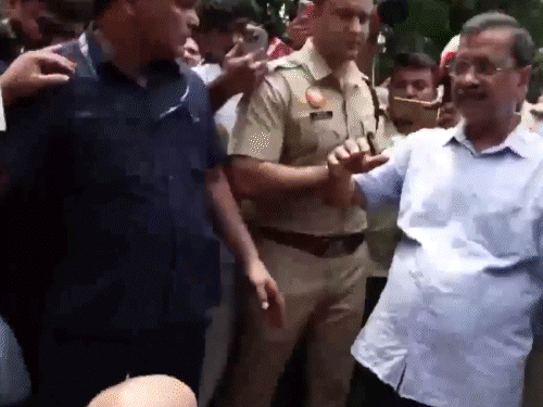 केजरीवाल, मनीष सिसोदिया, जैस्मिन शाह समेत पार्टी के अन्य नेता फिरोजशाह रोड पर धरने पर बैठ गए। - Dainik Bhaskar