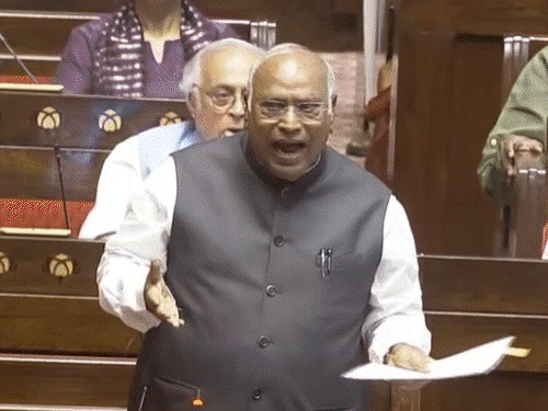 राम मंदिर चढ़ावा चोरी को लेकर राज्यसभा में खड़गे और रिजिजू में बहस हुई। संसद परिसर में विपक्षी सांसदों ने प्रदर्शन किया। - Dainik Bhaskar