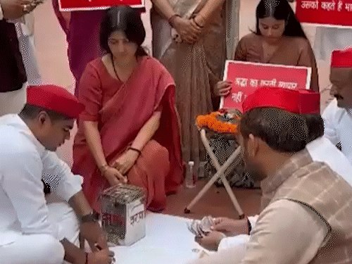 समाजवादी पार्टी की सांसद डिंपल यादव समेत पार्टी के अन्य सांसदों ने दानपेटी लेकर संसद परिसर में राम मंदिर चढ़ावा चोरी को लेकर प्रदर्शन किया।