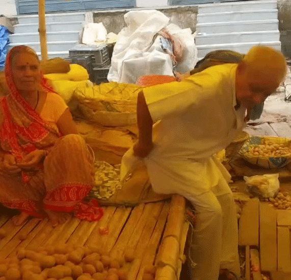 झंडू के मां-पिता आलू-प्याज की दुकान लगाते हैं।