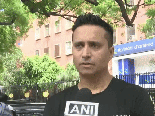 फैजान अंसारी मीडिया से बात करते हुए।